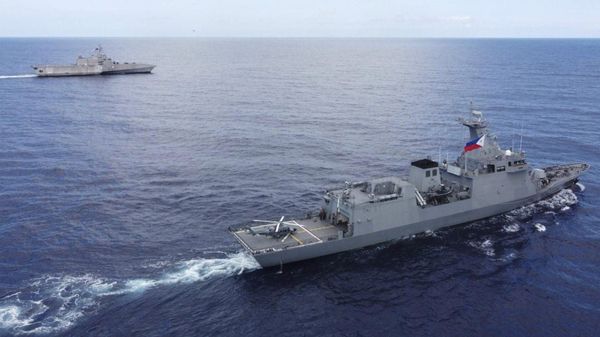 In this handout photo released by Armed Forces of the Philippines, Philippines BRP Jose Rizal (FF150), right, and USS Gabrielle Giffords (LCS 10) during a tactical exercise between Philippines and the United States in the West Philippine Sea on Thursday Nov. 23, 2023 - Sputnik International
