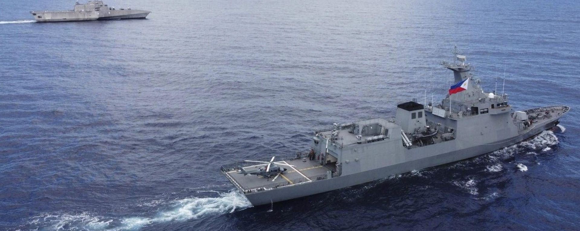 In this handout photo released by Armed Forces of the Philippines, Philippines BRP Jose Rizal (FF150), right, and USS Gabrielle Giffords (LCS 10) during a tactical exercise between Philippines and the United States in the West Philippine Sea on Thursday Nov. 23, 2023 - Sputnik International, 1920, 16.11.2025