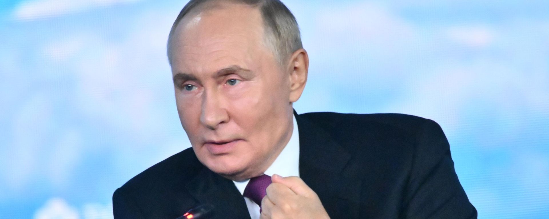 Russian President Vladimir Putin attends the plenary session of the 2024 Eastern Economic Forum (EEF) Russian President Vladimir Putin attends the plenary session of the 2024 Eastern Economic Forum (EEF) - Sputnik International, 1920, 12.09.2024