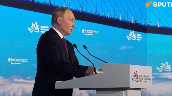 Russian President Vladimir Putin addresses the plenary session of the Eastern Economic Forum - Sputnik International