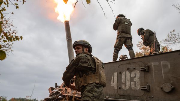 Russian servicemen fire a 2S4 Tyulpan (Tulip) self-propelled heavy mortar - Sputnik International