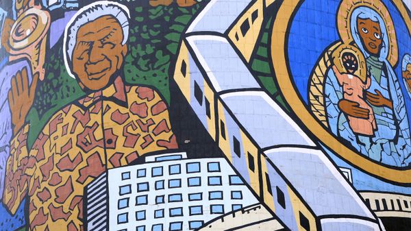 A mural of the former South African President Nelson Mandela on the cooling towers at  Soweto township in Johannesburg, South Africa Sunday, June 25, 2013.   - Sputnik International