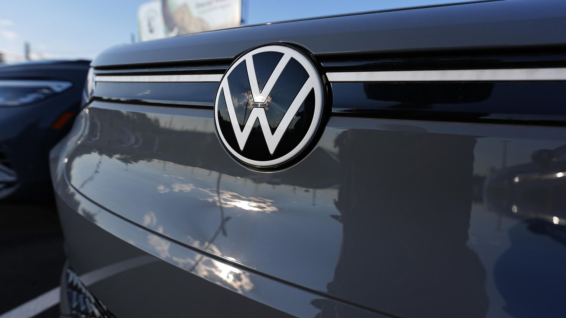The company logo graces the front of an unsold 2024 electric ID4 utility vehicle Sunday, July 28, 2024, at a Volkswagen dealership in Denver. The company logo graces the front of an unsold 2024 electric ID4 utility vehicle Sunday, July 28, 2024, at a Volkswagen dealership in Denver. - Sputnik International, 1920, 06.09.2024