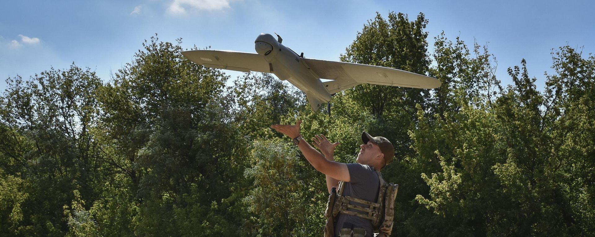 A soldier of Ukraine's National Guard 15th Brigade launches a reconnaissance drone. File photo A soldier of Ukraine's National Guard 15th Brigade launches a reconnaissance drone. File photo - Sputnik International, 1920, 07.09.2024