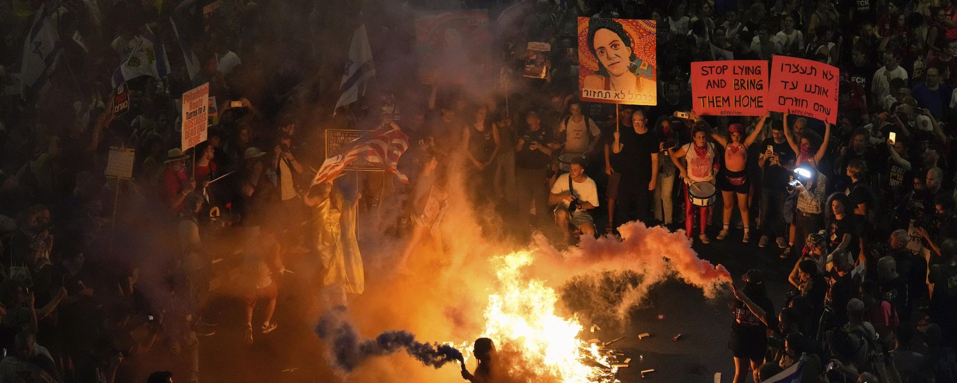People protest against Prime Minister Benjamin Netanyahu's government and call for the release of hostages held in the Gaza Strip by the Hamas militant group, in Tel Aviv, Israel, Saturday, Sept. 7, 2024. (AP Photo/Ariel Schalit) People protest against Prime Minister Benjamin Netanyahu's government and call for the release of hostages held in the Gaza Strip by the Hamas militant group, in Tel Aviv, Israel, Saturday, Sept. 7, 2024. (AP Photo/Ariel Schalit) - Sputnik International, 1920, 07.09.2024
