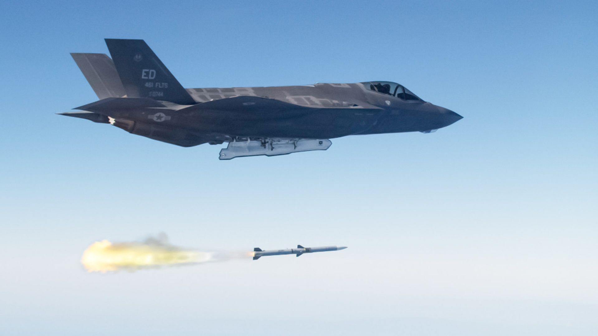 Screenshot of an image showing An F-35 Lightning II launching an AIM-120 advanced medium range air-to-air missile (AMRAAM). Screenshot of an image showing An F-35 Lightning II launching an AIM-120 advanced medium range air-to-air missile (AMRAAM). - Sputnik International, 1920, 02.06.2026
