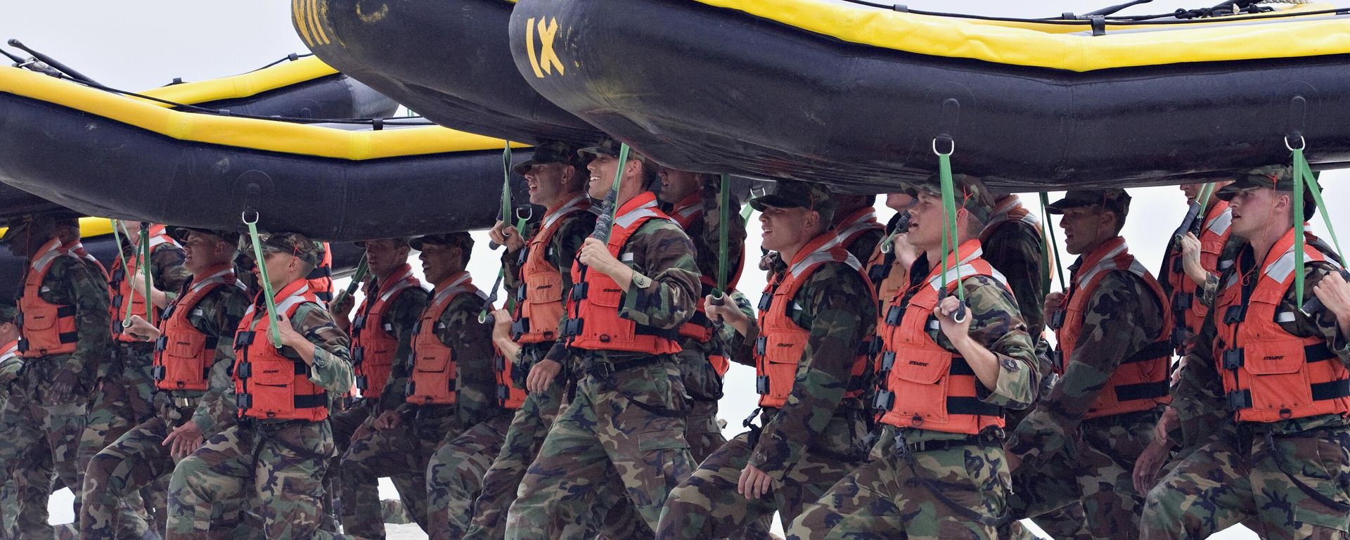 FILE - In this May 14, 2009 file photo, Navy SEAL trainees carry inflatable boats at the Naval Amphibious Base Coronado in Coronado, Calif. - Sputnik International, 1920, 12.09.2024