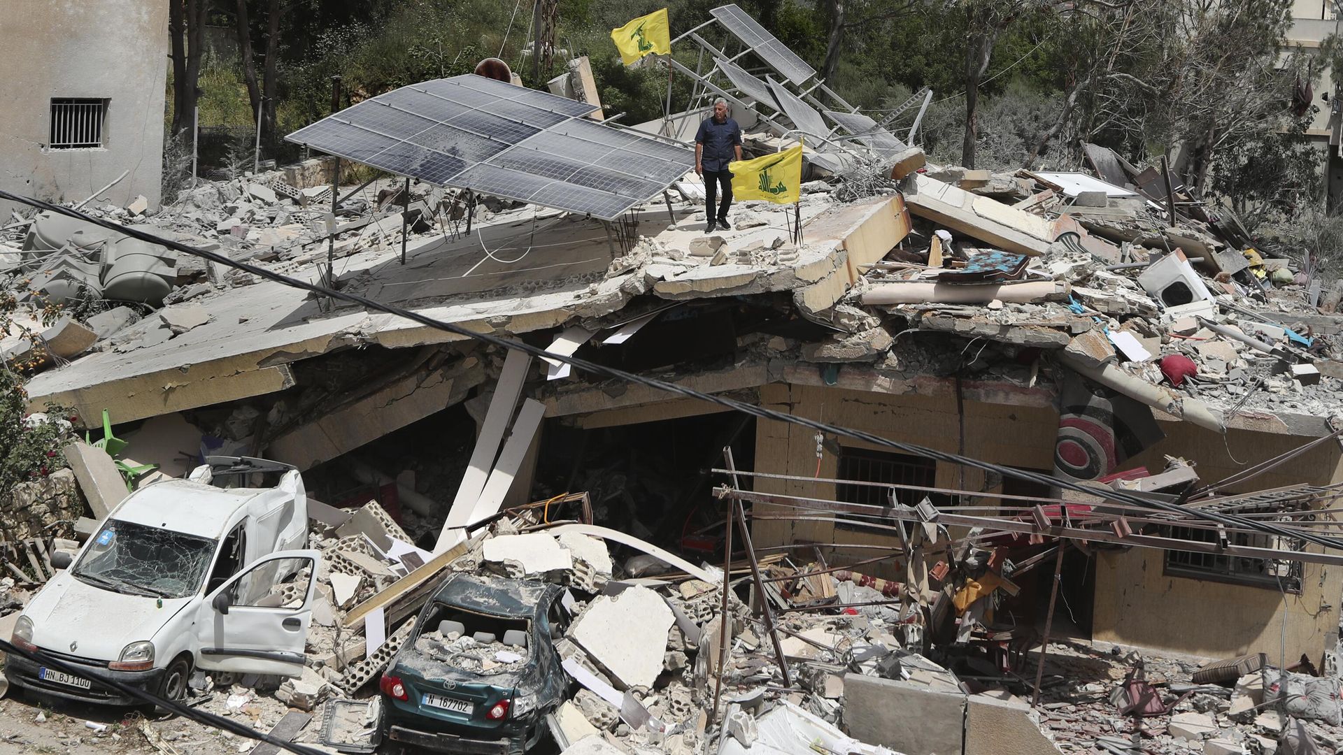 A man stands on a house that was destroyed by an Israeli airstrike, in Hanine village, south Lebanon, Thursday, April 25, 2024 A man stands on a house that was destroyed by an Israeli airstrike, in Hanine village, south Lebanon, Thursday, April 25, 2024 - Sputnik International, 1920, 13.09.2024