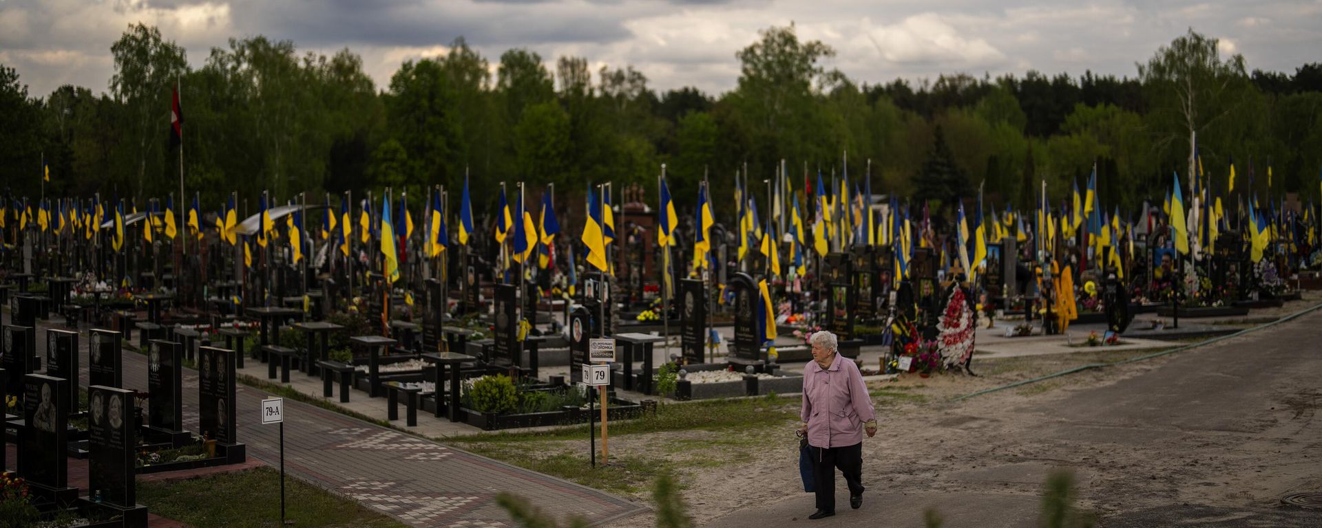 A woman walks past the tombs of Ukrainian soldiers killed during the US proxy war against Russia, at Lisove cemetery in Kiev, Ukraine, Tuesday, April 23, 2024 A woman walks past the tombs of Ukrainian soldiers killed during the US proxy war against Russia, at Lisove cemetery in Kiev, Ukraine, Tuesday, April 23, 2024 - Sputnik International, 1920, 25.01.2025