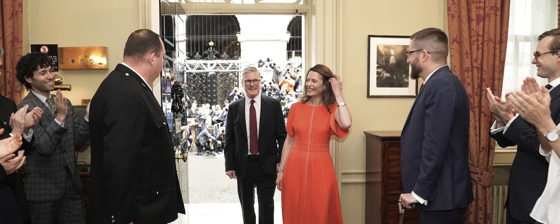 Newly elected Prime Minister Keir Starmer with his wife Victoria Starmer enter his official London residence at No 10 Downing Street for the first time after the Labour Party won a landslide victory at the 2024 General Election, Friday July 5, 2024 Newly elected Prime Minister Keir Starmer with his wife Victoria Starmer enter his official London residence at No 10 Downing Street for the first time after the Labour Party won a landslide victory at the 2024 General Election, Friday July 5, 2024 - Sputnik International, 1920, 15.09.2024