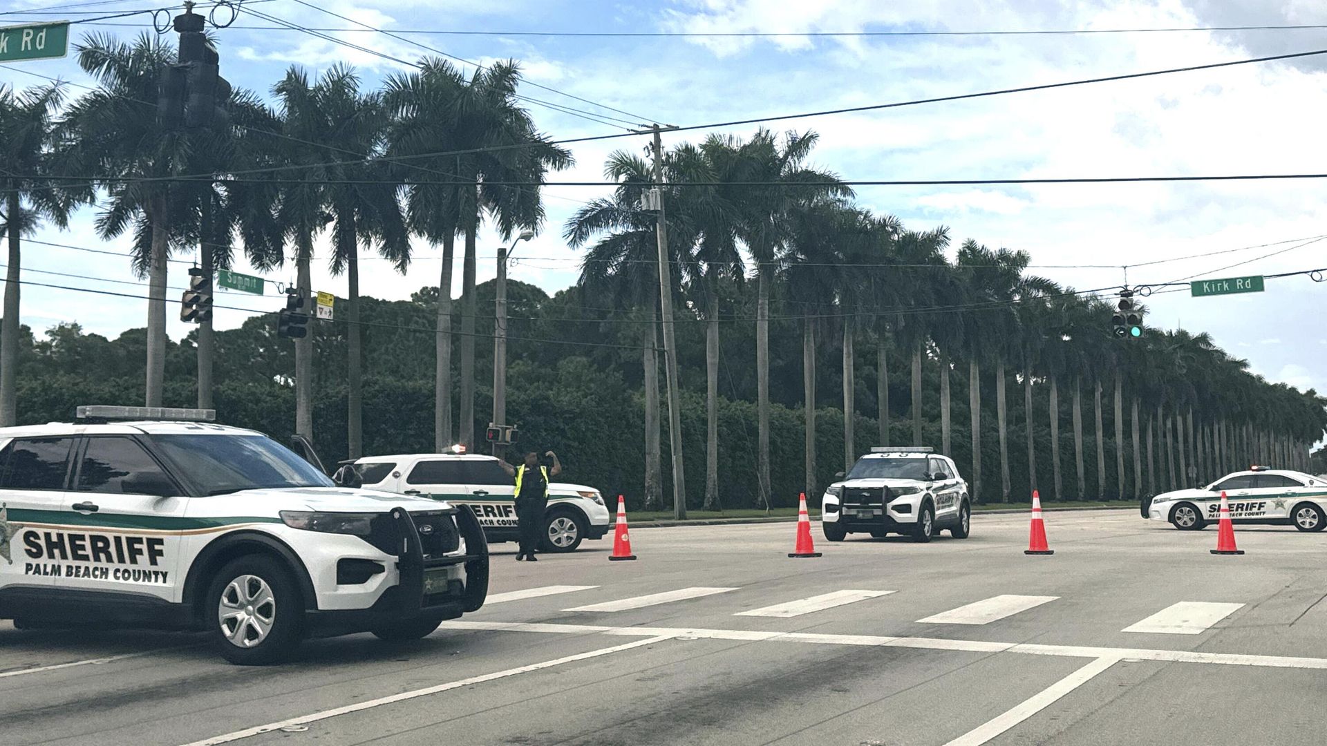 Sheriff vehicles are pictured near Trump International Golf Club, Sunday. Sept. 15, 2024, in West Palm Beach, Fla., after gunshots were reported in the vicinity of Republican presidential candidate former President Donald Trump. (AP Photo/Stephanie Matat) Sheriff vehicles are pictured near Trump International Golf Club, Sunday. Sept. 15, 2024, in West Palm Beach, Fla., after gunshots were reported in the vicinity of Republican presidential candidate former President Donald Trump. (AP Photo/Stephanie Matat) - Sputnik International, 1920, 15.09.2024