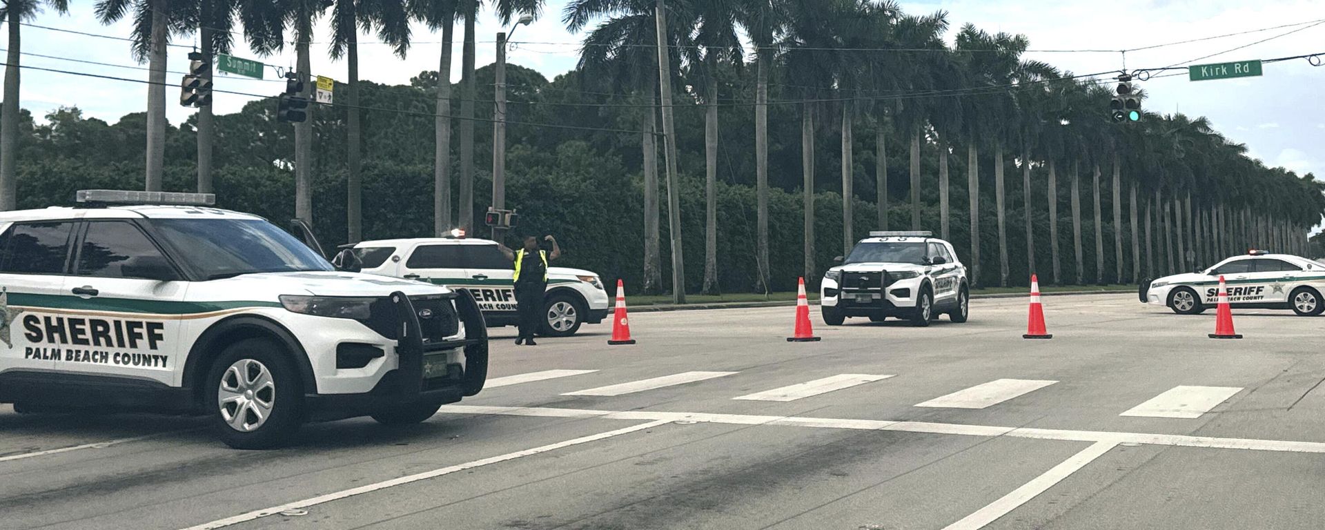 Sheriff vehicles are pictured near Trump International Golf Club, Sunday. Sept. 15, 2024, in West Palm Beach, Fla., after gunshots were reported in the vicinity of Republican presidential candidate former President Donald Trump. (AP Photo/Stephanie Matat) Sheriff vehicles are pictured near Trump International Golf Club, Sunday. Sept. 15, 2024, in West Palm Beach, Fla., after gunshots were reported in the vicinity of Republican presidential candidate former President Donald Trump. (AP Photo/Stephanie Matat) - Sputnik International, 1920, 15.09.2024