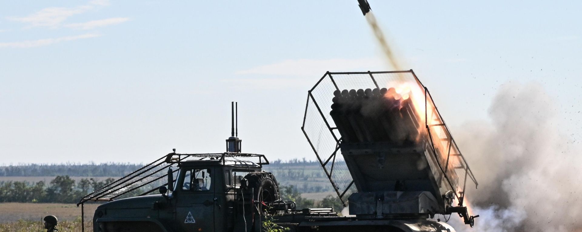 Russian servicemen of the Battlegroup Tsentr fire a BM-21 Grad multiple rocket launcher at Ukrainian positions amid Russia's military operation in Ukraine, in the Avdeyevka sector of the frontline, Russia. - Sputnik International, 1920, 09.05.2026