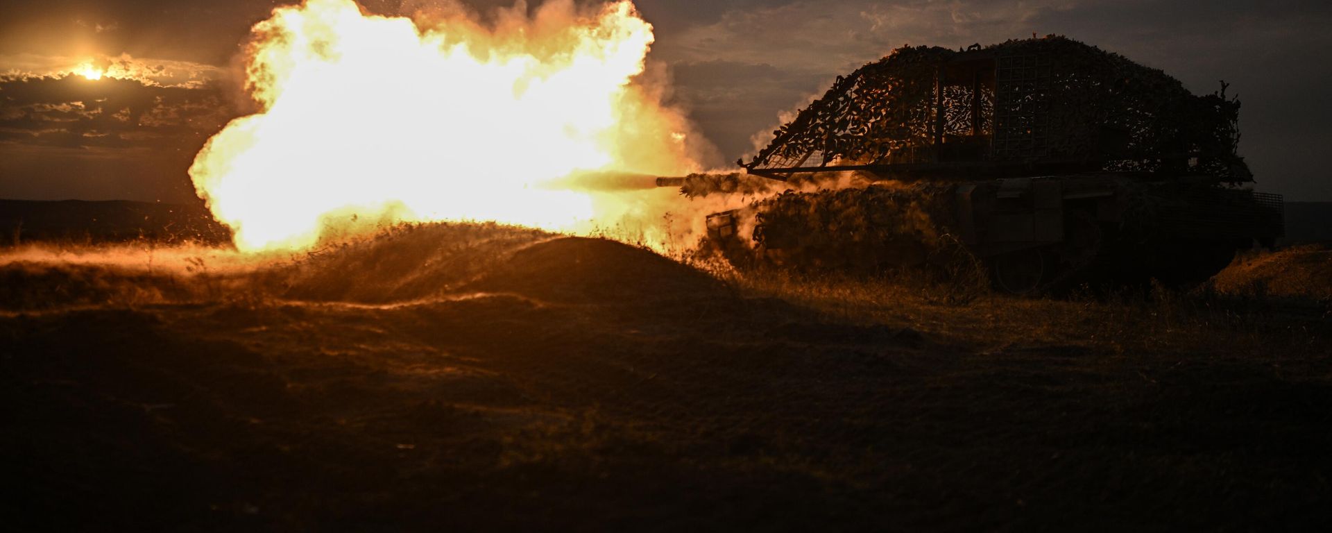 Russian servicemen fire a T-72 B3M tank during a combat training during Russia's military operation Russian servicemen fire a T-72 B3M tank during a combat training during Russia's military operation - Sputnik International, 1920, 27.10.2025