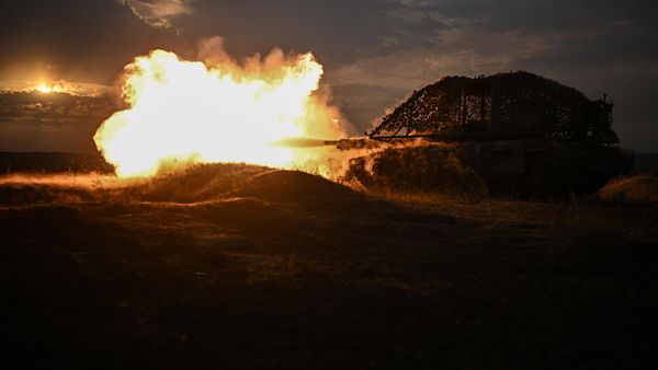 Russian servicemen fire a T-72 B3M tank during a combat training amid Russia's military operation - Sputnik International