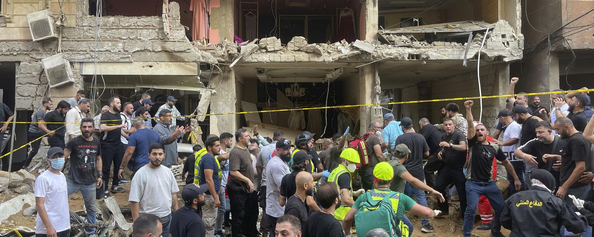 People gather near a damaged building at the scene of an Israeli missile strike in the southern suburbs of Beirut People gather near a damaged building at the scene of an Israeli missile strike in the southern suburbs of Beirut - Sputnik International, 1920, 20.09.2024