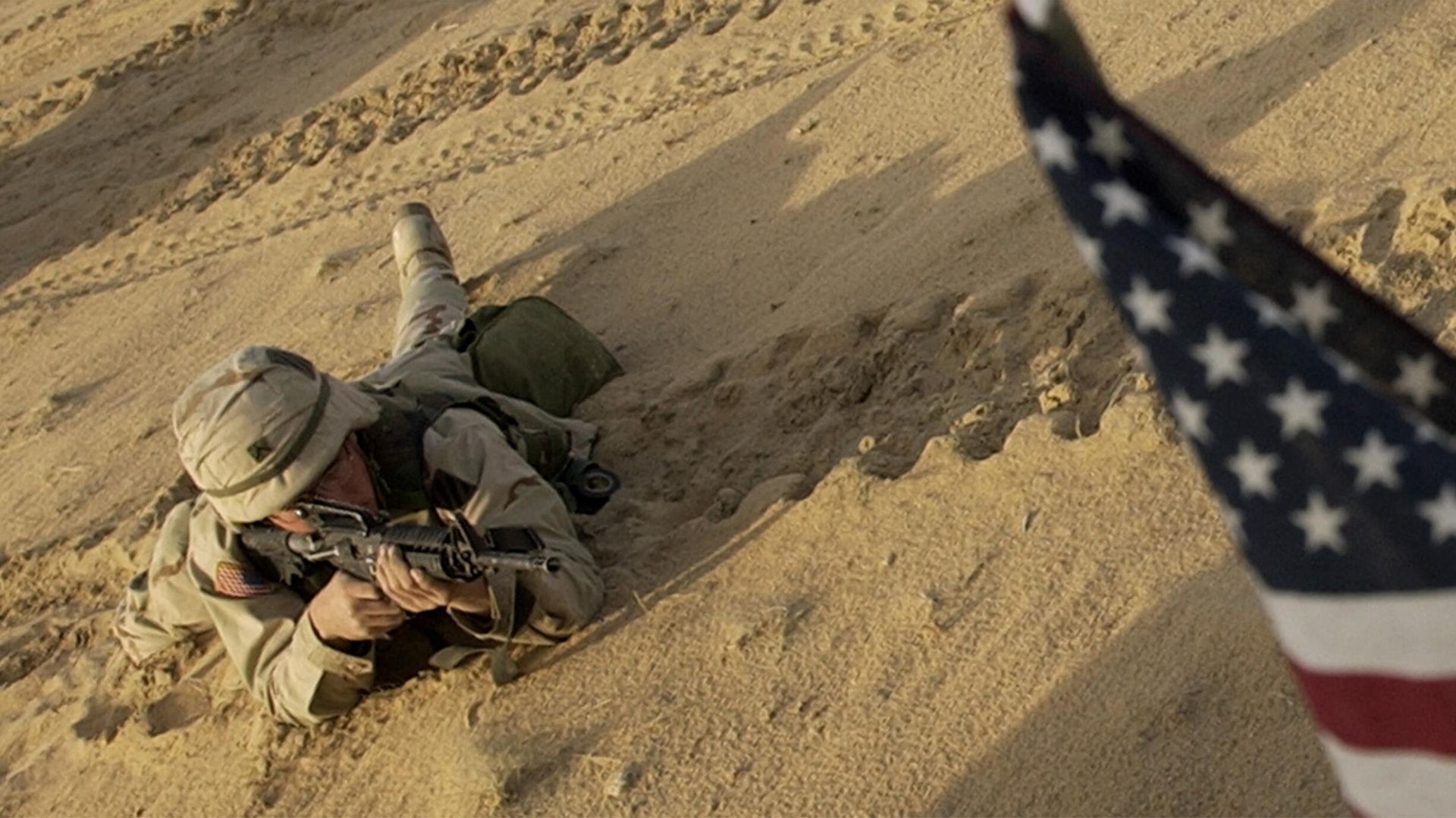This Jan. 25, 2003 file photo shows an US soldier lying with his rifle in front of an American flag that hangs from a Humvee during live fire exercises in the Kuwaiti desert south of Iraq. This Jan. 25, 2003 file photo shows an US soldier lying with his rifle in front of an American flag that hangs from a Humvee during live fire exercises in the Kuwaiti desert south of Iraq. - Sputnik International, 1920, 21.09.2024