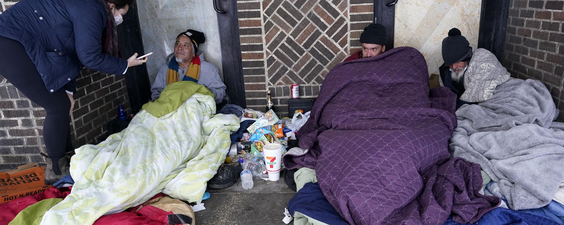 Morgan Handley, left, tries to convince people to come to move to a warming shelter to escape sub-freezing temperatures, Tuesday, Feb. 16, 2021, in San Antonio Morgan Handley, left, tries to convince people to come to move to a warming shelter to escape sub-freezing temperatures, Tuesday, Feb. 16, 2021, in San Antonio - Sputnik International, 1920, 22.09.2024