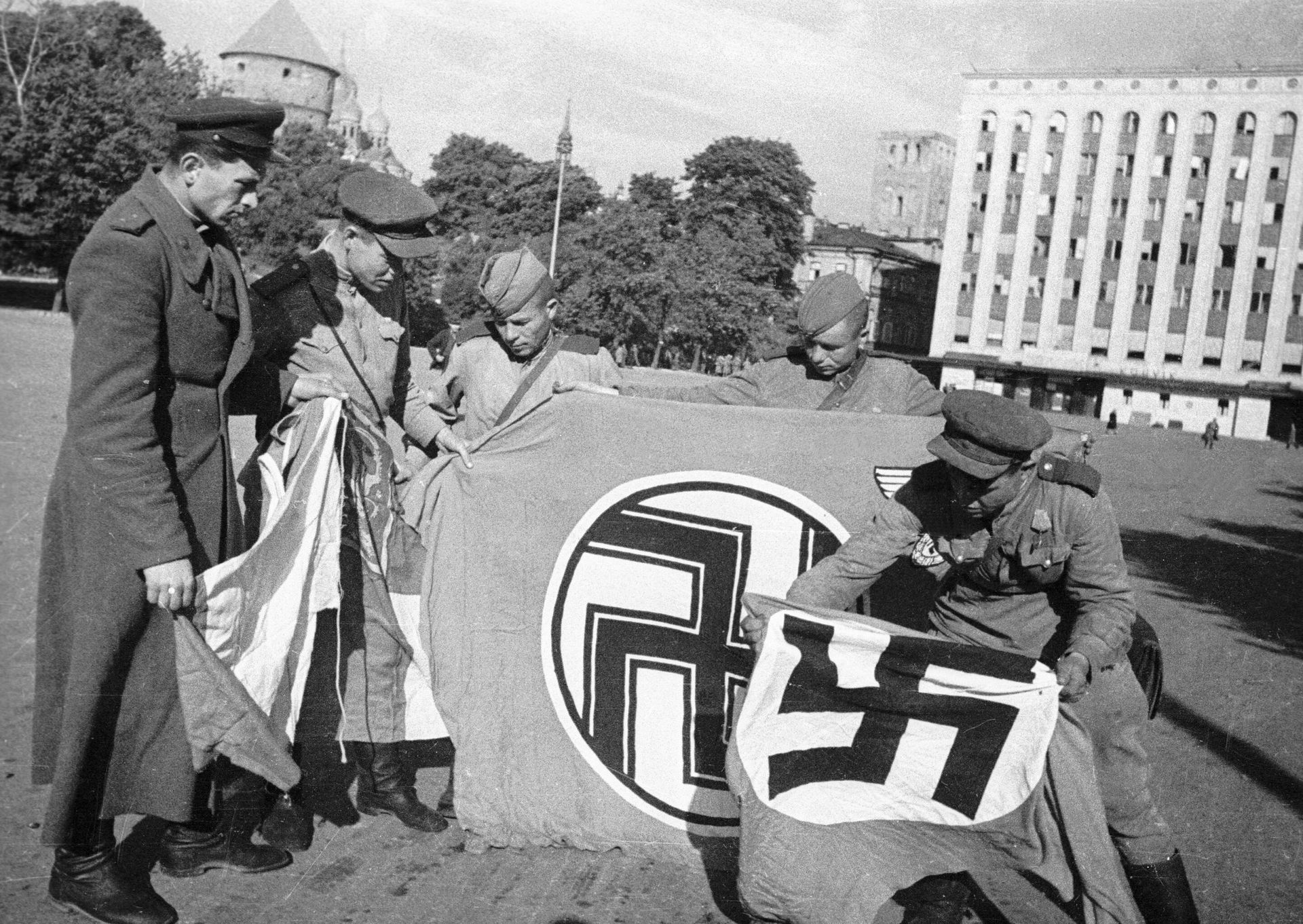 The Great Patriotic War of 1941-1945. The Tallinn Operation of 1944, conducted from September 17 to 26 with the aim of defeating the enemy on Estonian territory and liberating Tallinn. Soviet soldiers examine a captured banner of one of the Nazi units. The Great Patriotic War of 1941-1945. The Tallinn Operation of 1944, conducted from September 17 to 26 with the aim of defeating the enemy on Estonian territory and liberating Tallinn. Soviet soldiers examine a captured banner of one of the Nazi units. - Sputnik International, 1920, 22.09.2024