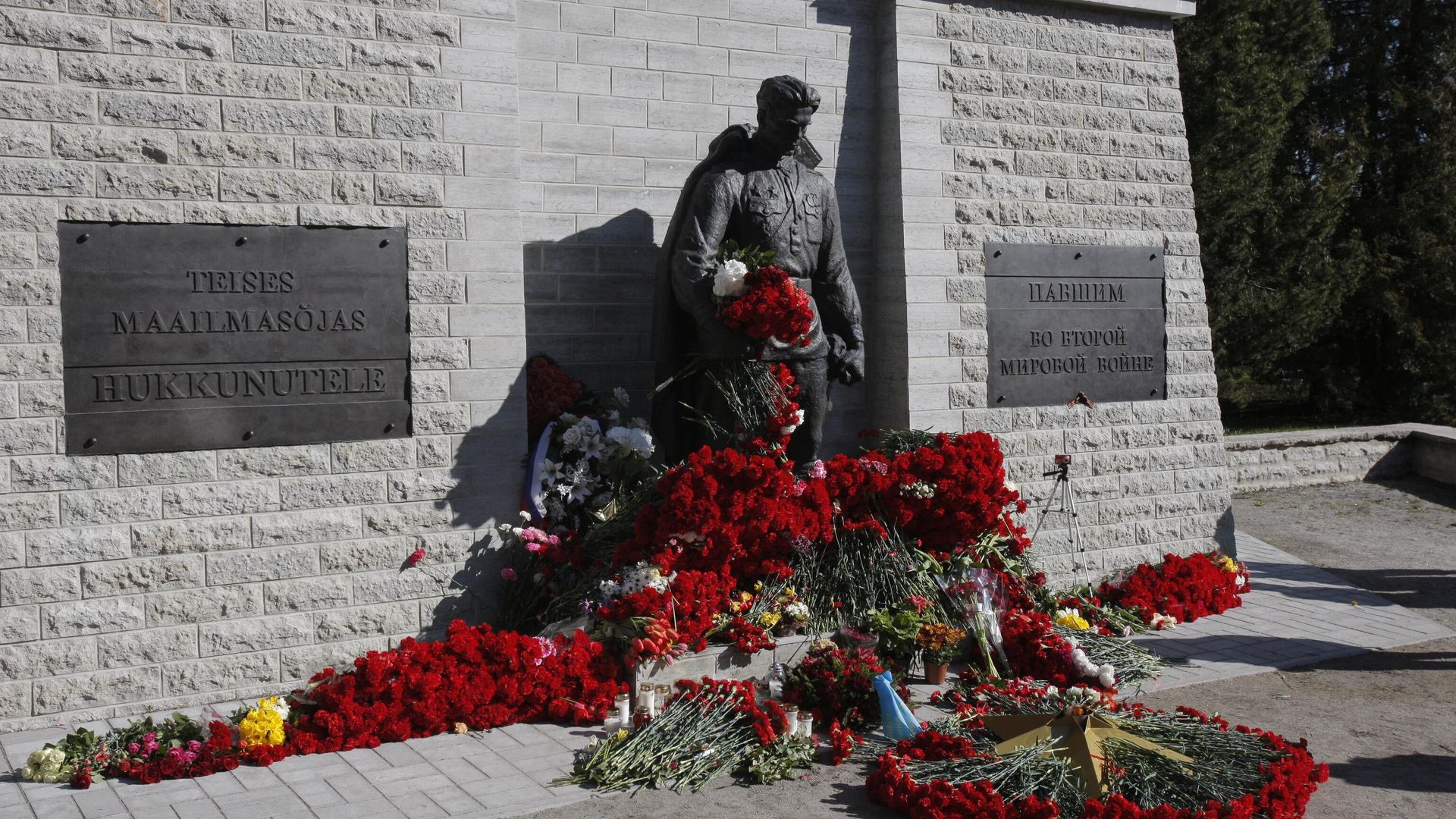 The Bronze Soldier of Tallinn monument is seen during the Victory Day celebrations, marking the the 76th anniversary of the victory over Nazi Germany in World War Two, in Tallin, Estonia. The Bronze Soldier of Tallinn monument is seen during the Victory Day celebrations, marking the the 76th anniversary of the victory over Nazi Germany in World War Two, in Tallin, Estonia. - Sputnik International, 1920, 22.09.2024