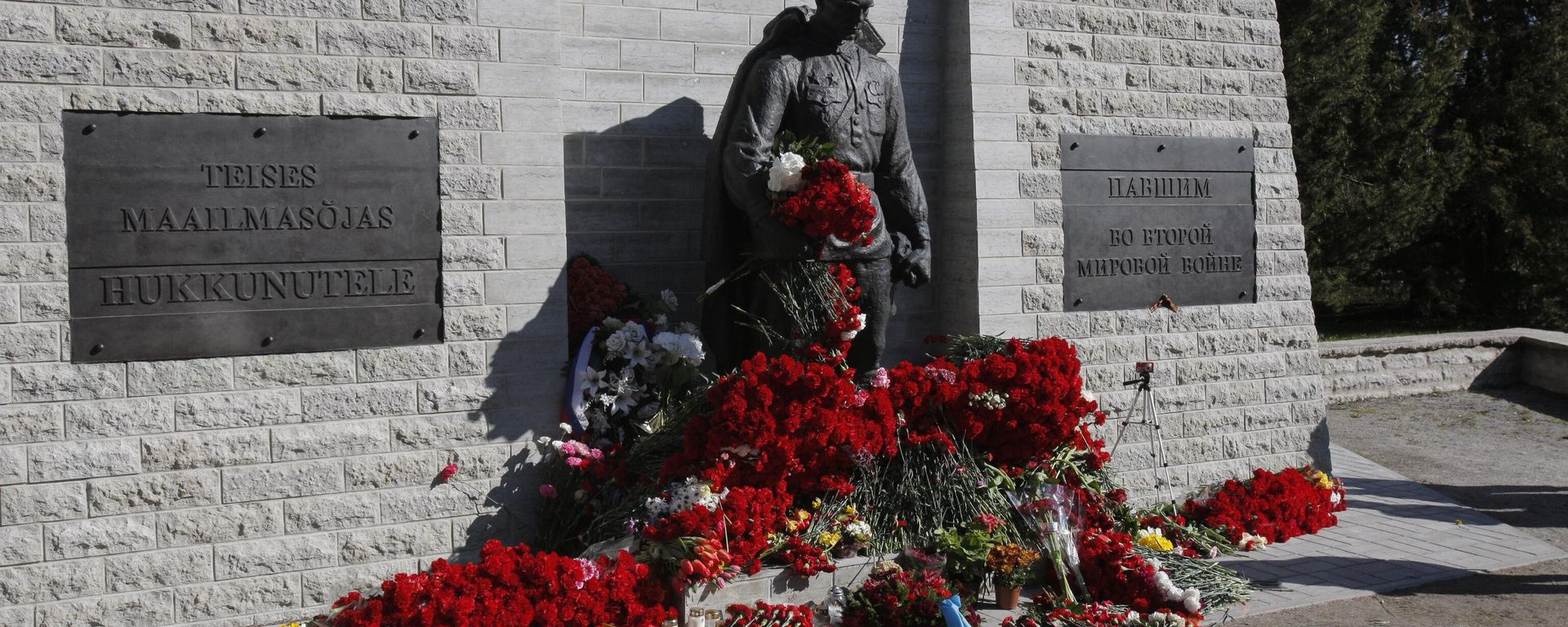 The Bronze Soldier of Tallinn monument is seen during the Victory Day celebrations, marking the the 76th anniversary of the victory over Nazi Germany in World War Two, in Tallin, Estonia. The Bronze Soldier of Tallinn monument is seen during the Victory Day celebrations, marking the the 76th anniversary of the victory over Nazi Germany in World War Two, in Tallin, Estonia. - Sputnik International, 1920, 22.09.2024