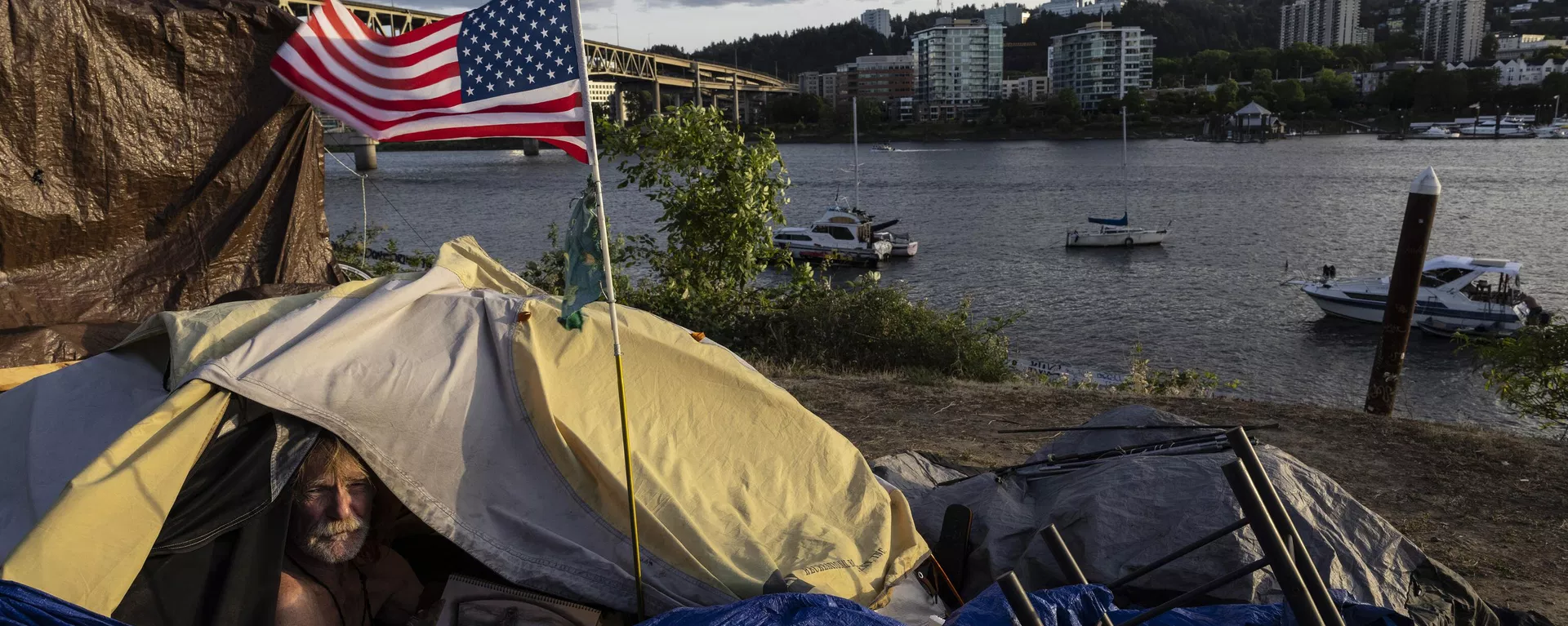 Frank, a homeless man, sits in his tent with a river view, June 5, 2021, in Portland, Ore, as homelessness nationwide has reached record highs. - Sputnik International, 1920, 30.06.2026