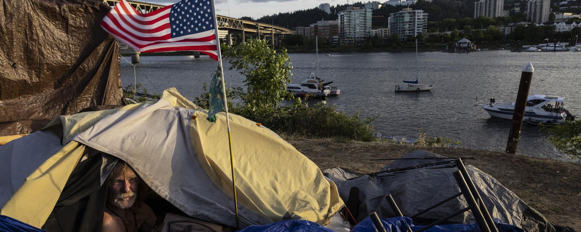 Frank, a homeless man, sits in his tent with a river view, June 5, 2021, in Portland, Ore, as homelessness nationwide has reached record highs. - Sputnik International, 1920, 06.05.2025