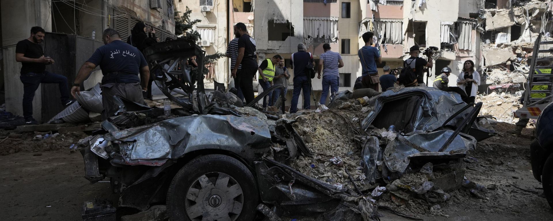 Emergency workers clear the rubble at the site of Friday's Israeli strike in Beirut's southern suburb, Sunday, Sept. 22, 2024. Emergency workers clear the rubble at the site of Friday's Israeli strike in Beirut's southern suburb, Sunday, Sept. 22, 2024. - Sputnik International, 1920, 22.09.2024