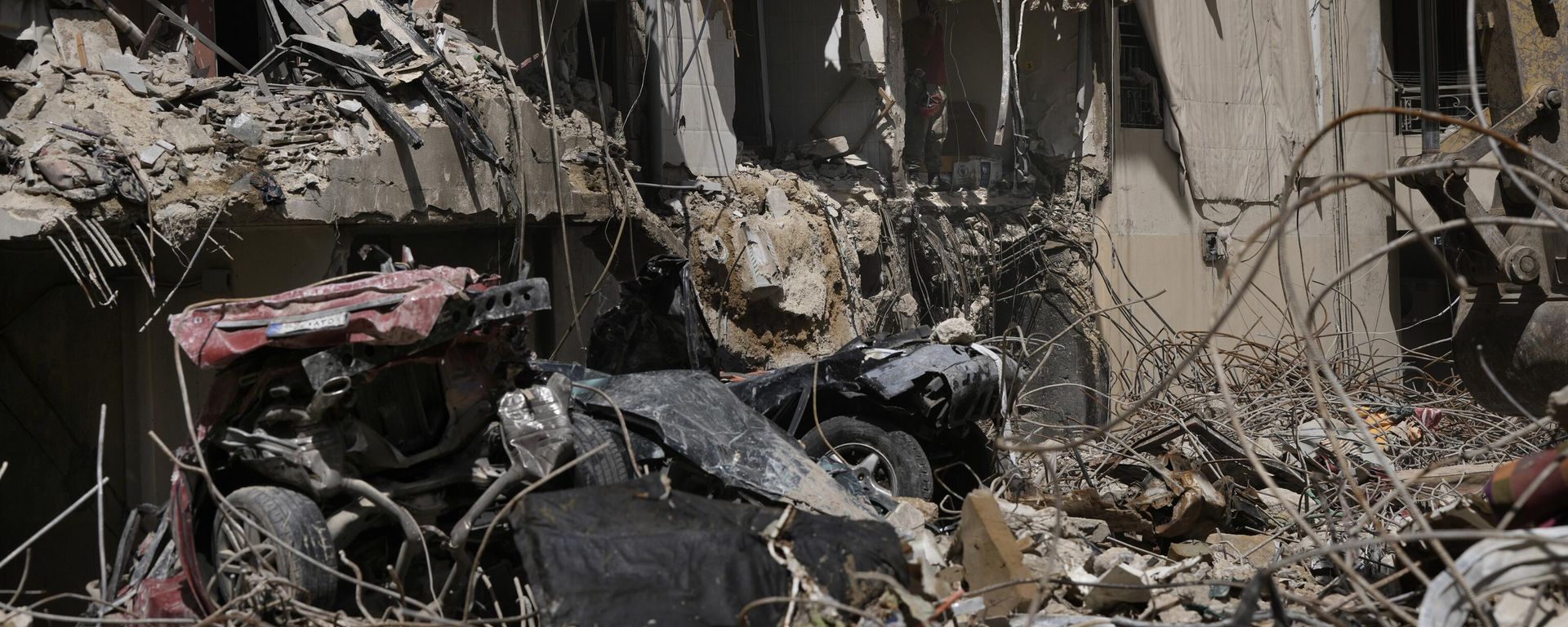 An emergency worker speaks on the phone during rescue efforts at the site of Friday's Israeli strike in Beirut's southern suburb, Sunday, Sept. 22, 2024 An emergency worker speaks on the phone during rescue efforts at the site of Friday's Israeli strike in Beirut's southern suburb, Sunday, Sept. 22, 2024 - Sputnik International, 1920, 23.09.2024