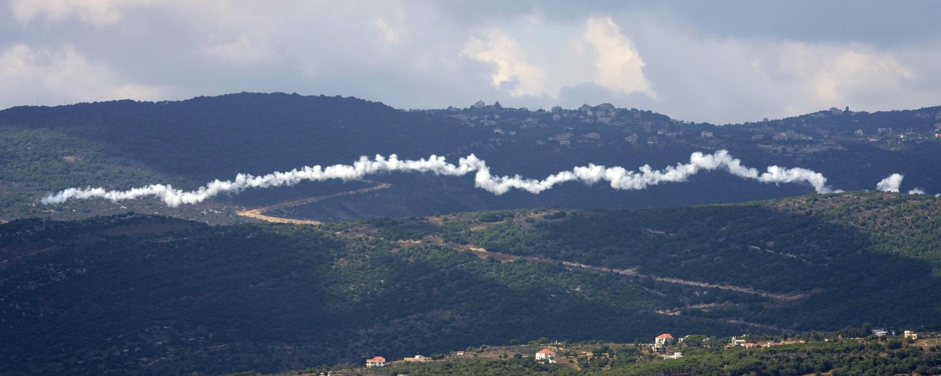 The smoke trail from a Hezbollah rocket, seen from the southern Lebanese town of Marjayoun, Saturday, Sept. 21, 2024. The smoke trail from a Hezbollah rocket, seen from the southern Lebanese town of Marjayoun, Saturday, Sept. 21, 2024. - Sputnik International, 1920, 23.09.2024