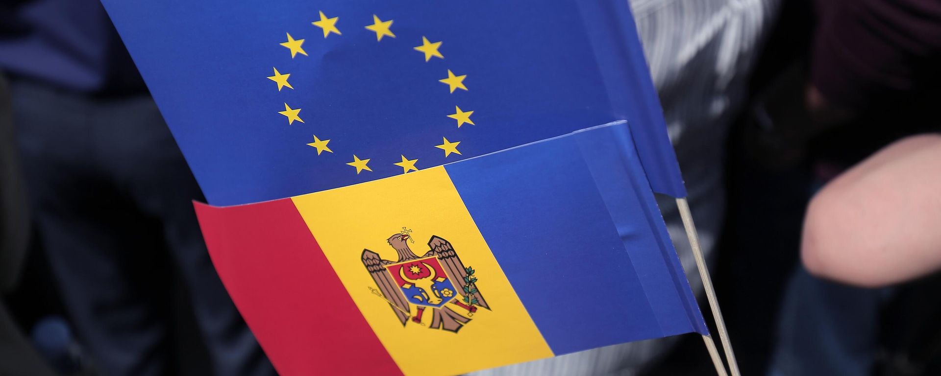 EU and Moldovan flags - Sputnik International, 1920, 18.04.2025