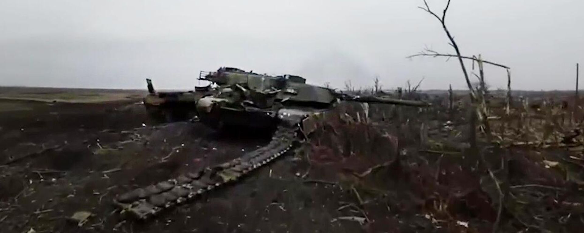In this handout video grab released by the Russian Defense Ministry, a US-made Abrams tank used by the Ukrainian military, which was destroyed during fighting in the Avdeyevka area amid Russia's military operation in Ukraine, is seen in the field in the village of Berdychi, Donetsk People's Republic, Russia - Sputnik International, 1920, 12.04.2025