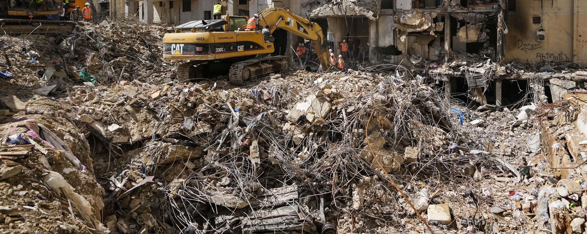 Rescuers sift through the rubble as they search for people still missing at the site of Friday's Israeli strike in Beirut's southern suburbs, Monday, Sept. 23, 2024 Rescuers sift through the rubble as they search for people still missing at the site of Friday's Israeli strike in Beirut's southern suburbs, Monday, Sept. 23, 2024 - Sputnik International, 1920, 24.09.2024