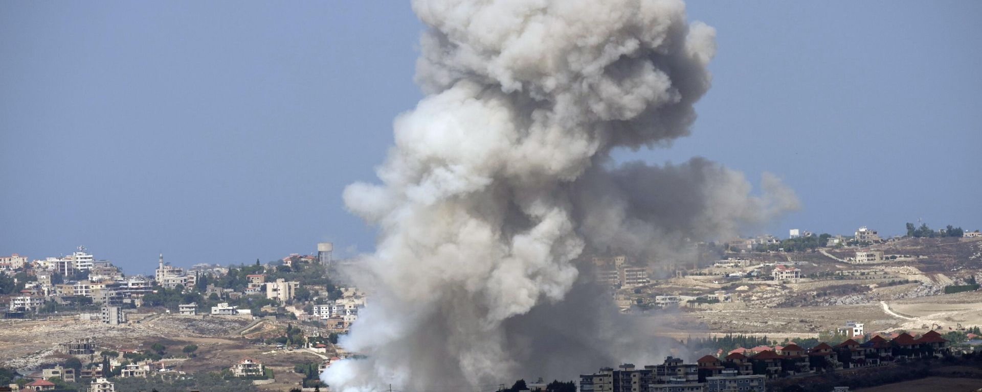 Smoke rises from Israeli shelling on villages in the Nabatiyeh district, seen from the southern town of Marjayoun, Lebanon, Monday, Sept. 23, 2024 Smoke rises from Israeli shelling on villages in the Nabatiyeh district, seen from the southern town of Marjayoun, Lebanon, Monday, Sept. 23, 2024 - Sputnik International, 1920, 04.10.2024