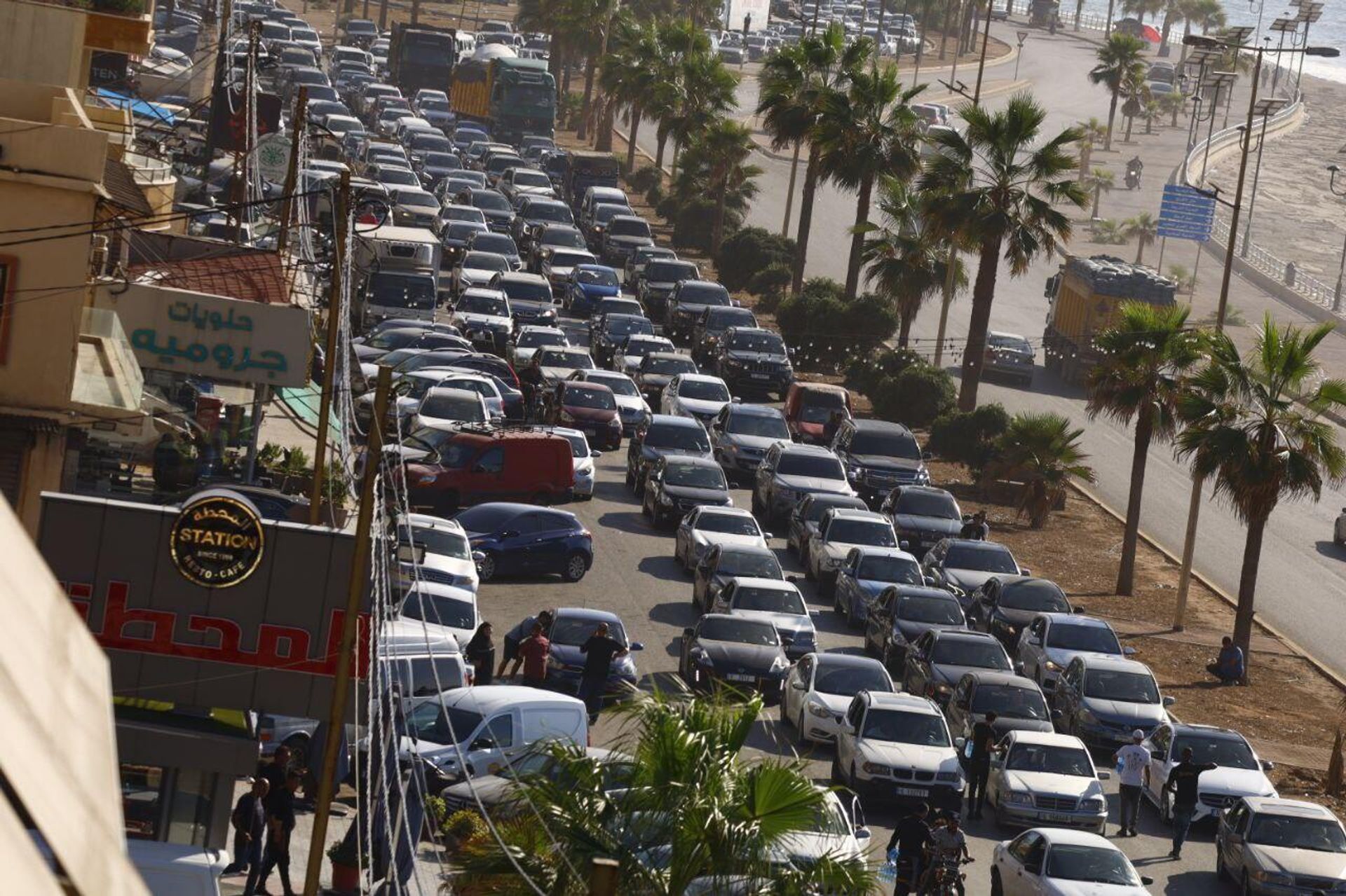 الطريق من جنوب لبنان إلى مدينة صيدا يشهد - إزدحام كبير بآلاف السيارات والشاحنات التي تقل النازحين من جنوب لبنان إلى مناطق ومراكز آيواء آمنة  - Sputnik International, 1920, 24.09.2024