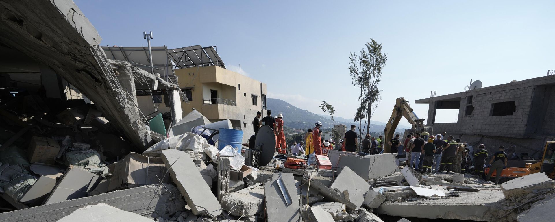 Emergency workers arrive at the scene of an Israeli airstrike in the town of Maisara, north of Beirut, Wednesday, Sept. 25, 2024. Emergency workers arrive at the scene of an Israeli airstrike in the town of Maisara, north of Beirut, Wednesday, Sept. 25, 2024. - Sputnik International, 1920, 26.09.2024