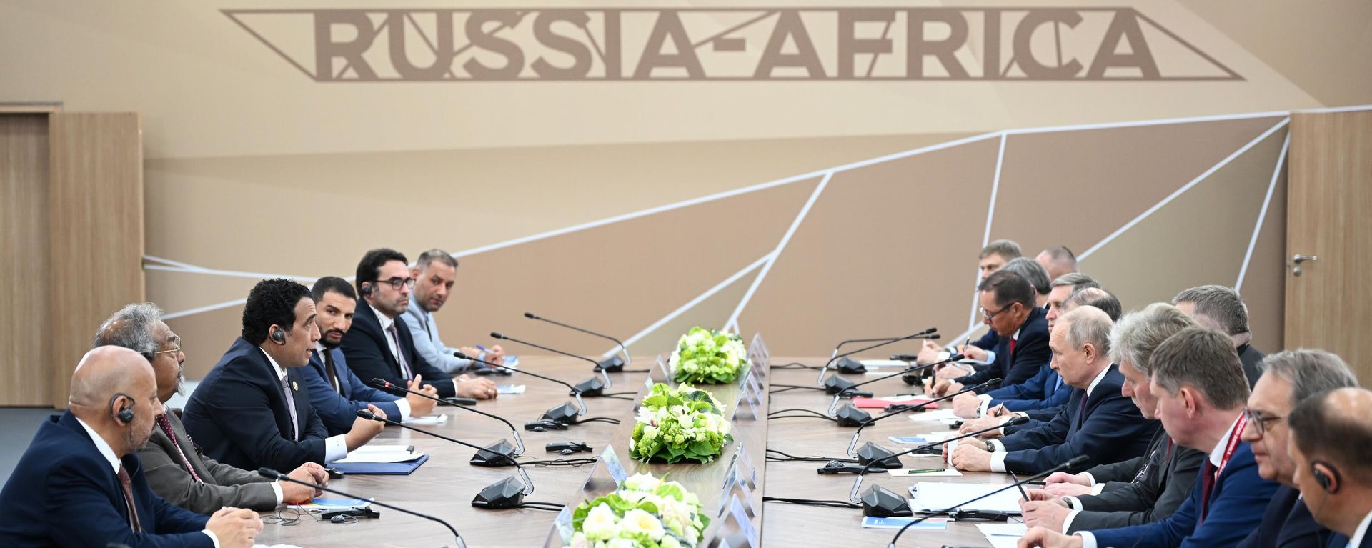 Russian President Vladimir Putin and Libyan Presidential Council head Mohamed Menfi attend a meeting on the sidelines of the 2nd Russia-Africa Summit - Sputnik International, 1920, 19.10.2026