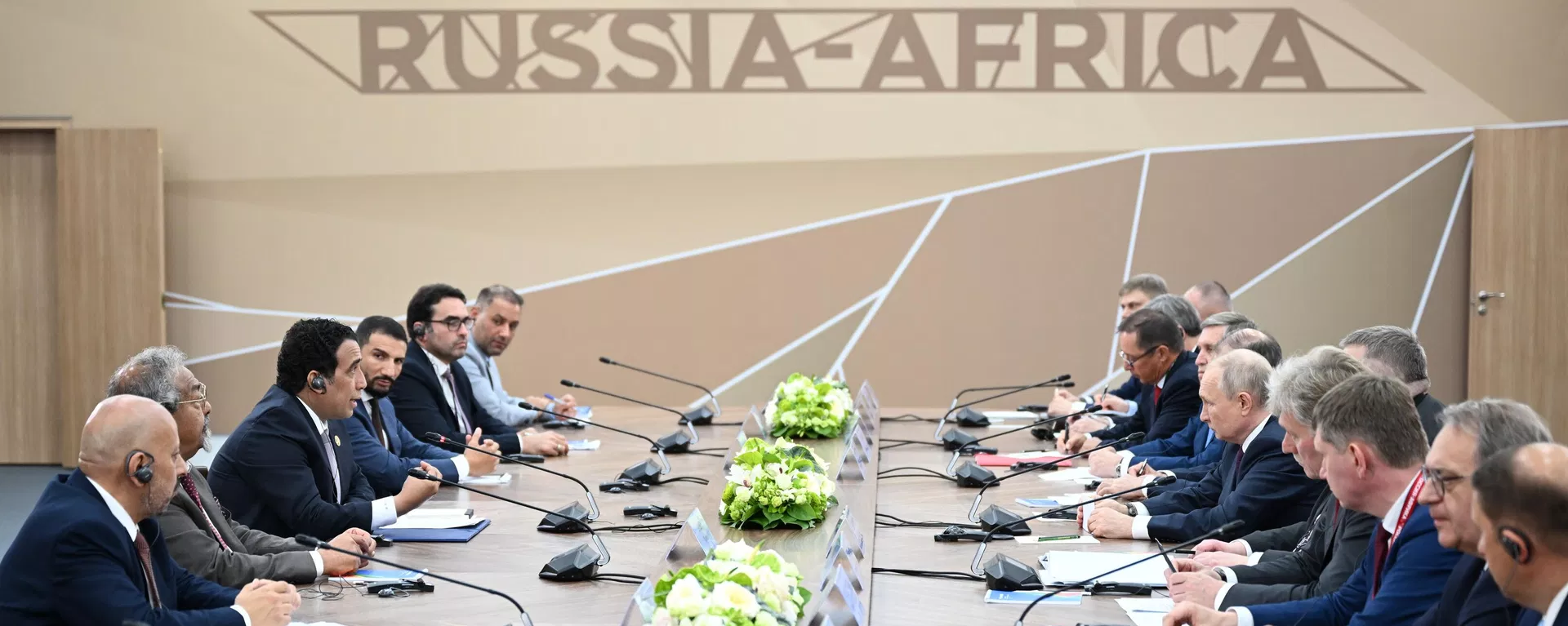 Russian President Vladimir Putin and Libyan Presidential Council head Mohamed Menfi attend a meeting on the sidelines of the 2nd Russia-Africa Summit Russian President Vladimir Putin and Libyan Presidential Council head Mohamed Menfi attend a meeting on the sidelines of the 2nd Russia-Africa Summit - Sputnik International, 1920, 19.10.2026