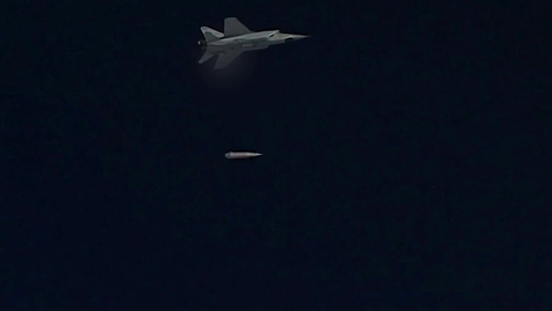 The crew of the Russian Aerospace Forces MiG-31 have conducted simulated firing of Kinzhal hypersonic aeroballistic missile with a small radar signature and high maneuverability. The crew of the Russian Aerospace Forces MiG-31 have conducted simulated firing of Kinzhal hypersonic aeroballistic missile with a small radar signature and high maneuverability. - Sputnik International, 1920, 27.09.2024