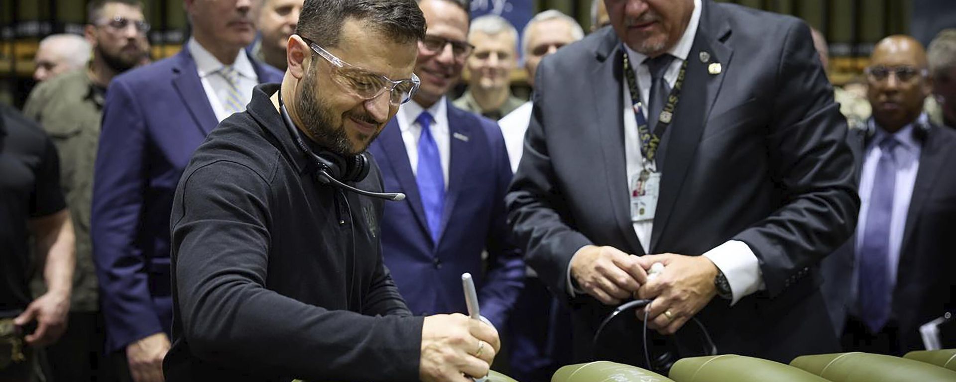 In this image provided by the Office of the Ukrainian Presidency, Ukrainian President Volodymyr Zelenskyy, left, is watched by Rich Hansen, the commander's representative for the Scranton Army Ammunition Plant, while signing military ordnance in Scranton, Pa., Sunday, Sept. 22, 2024. In this image provided by the Office of the Ukrainian Presidency, Ukrainian President Volodymyr Zelenskyy, left, is watched by Rich Hansen, the commander's representative for the Scranton Army Ammunition Plant, while signing military ordnance in Scranton, Pa., Sunday, Sept. 22, 2024. - Sputnik International, 1920, 27.09.2024