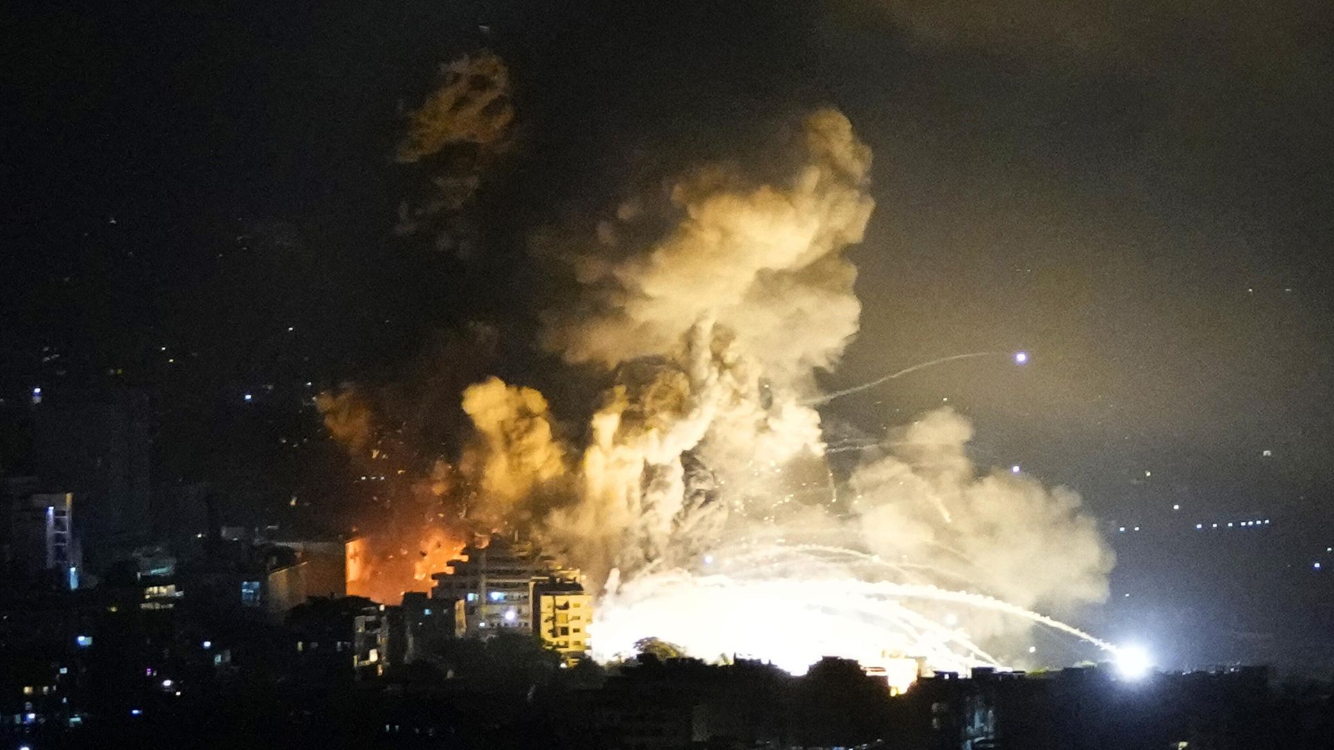 Smoke rises from Israeli airstrikes in Beirut's southern suburbs, Lebanon, Saturday, Sept. 28, 2024. Smoke rises from Israeli airstrikes in Beirut's southern suburbs, Lebanon, Saturday, Sept. 28, 2024. - Sputnik International, 1920, 28.09.2024