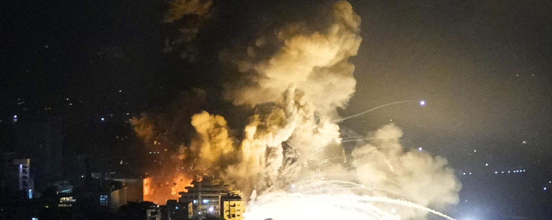 Smoke rises from Israeli airstrikes in Beirut's southern suburbs, Lebanon, Saturday, Sept. 28, 2024. Smoke rises from Israeli airstrikes in Beirut's southern suburbs, Lebanon, Saturday, Sept. 28, 2024. - Sputnik International, 1920, 28.09.2024