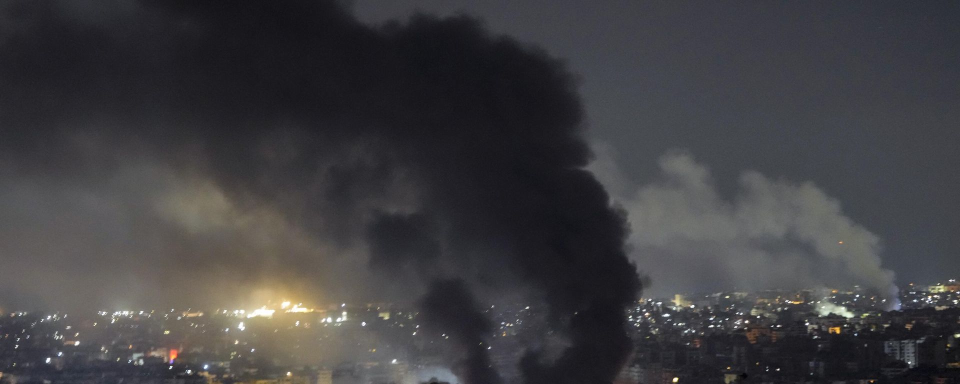 Smoke rises from Israeli airstrikes in Beirut's southern suburbs, Lebanon, Saturday, Sept. 28, 2024.  - Sputnik International, 1920, 08.10.2024
