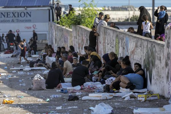 Families sit on the ground in Martyrs' Square after fleeing IDF airstrikes in Beirut. - Sputnik International