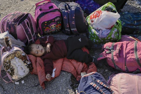 A child sleeps on the ground in Beirut's Martyrs' Square after fleeing Israeli airstrikes in the southern suburb of Dahiyeh. - Sputnik International