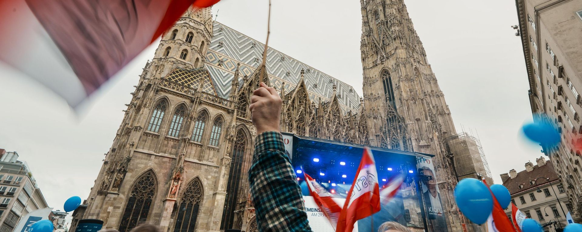 People attend the final electoral rally of Herbert Kickl, leader of the Freedom Party of Austria on Sept. 27, 2024, ahead of the country's national election. People attend the final electoral rally of Herbert Kickl, leader of the Freedom Party of Austria on Sept. 27, 2024, ahead of the country's national election. - Sputnik International, 1920, 29.09.2024