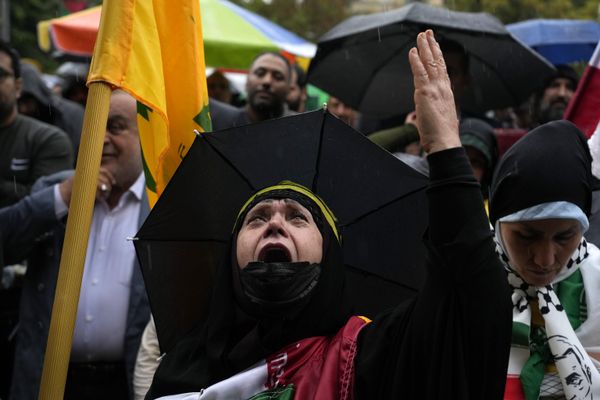 An Iranian woman cries during a gathering in support of Lebanon's militant Hezbollah group at the Felestin Square. - Sputnik International