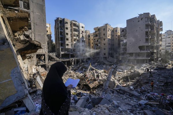 A woman reads the Quran at the site of the Nasrallah's assassination in Beirut's southern suburbs. - Sputnik International