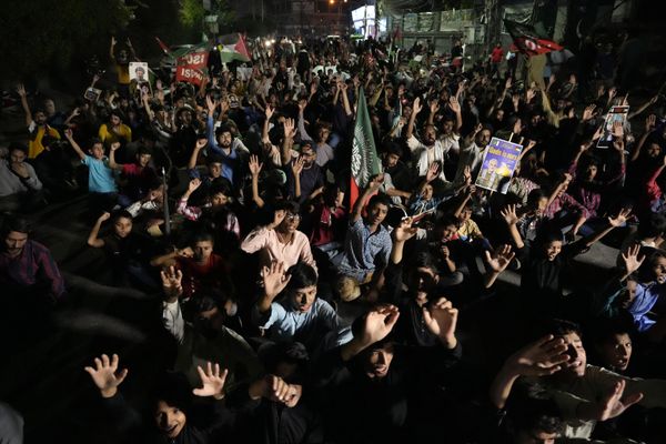 In Pakistan's Lahore, the Pakistani Muslim 'Imamia Student Organization' group's supporters shout anti-Israel and anti-US slogans during a protest against the killing of Nasrallah. - Sputnik International