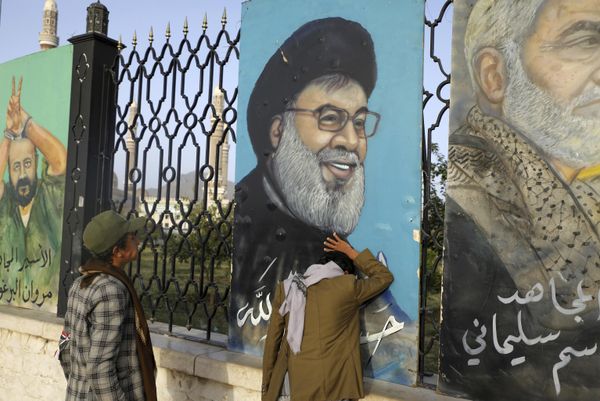 Yemenis stand in front of a Nasrallah's portrait, in Sanaa, Yemen. - Sputnik International